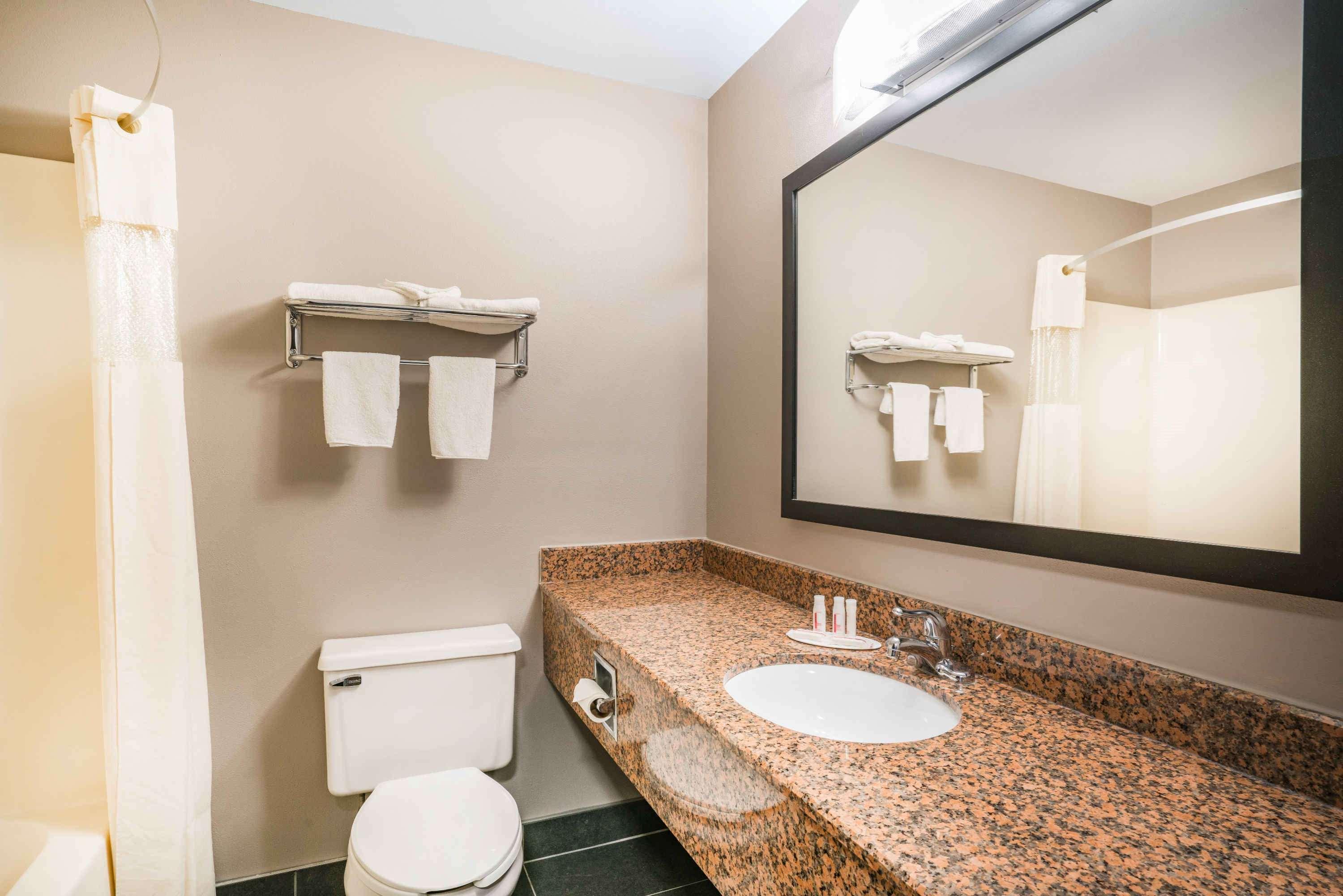 Days Inn & Suites By Wyndham Wausau Buitenkant foto