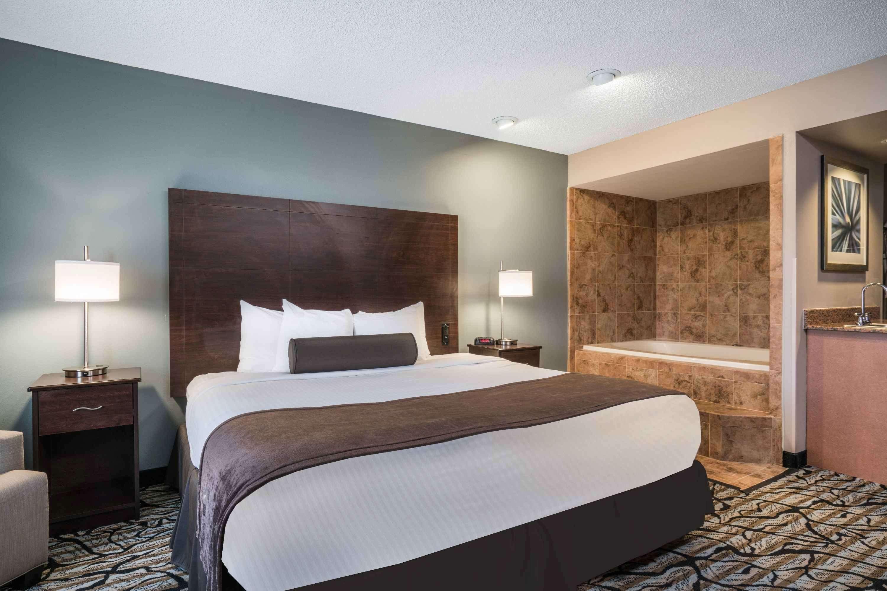 Days Inn & Suites By Wyndham Wausau Buitenkant foto
