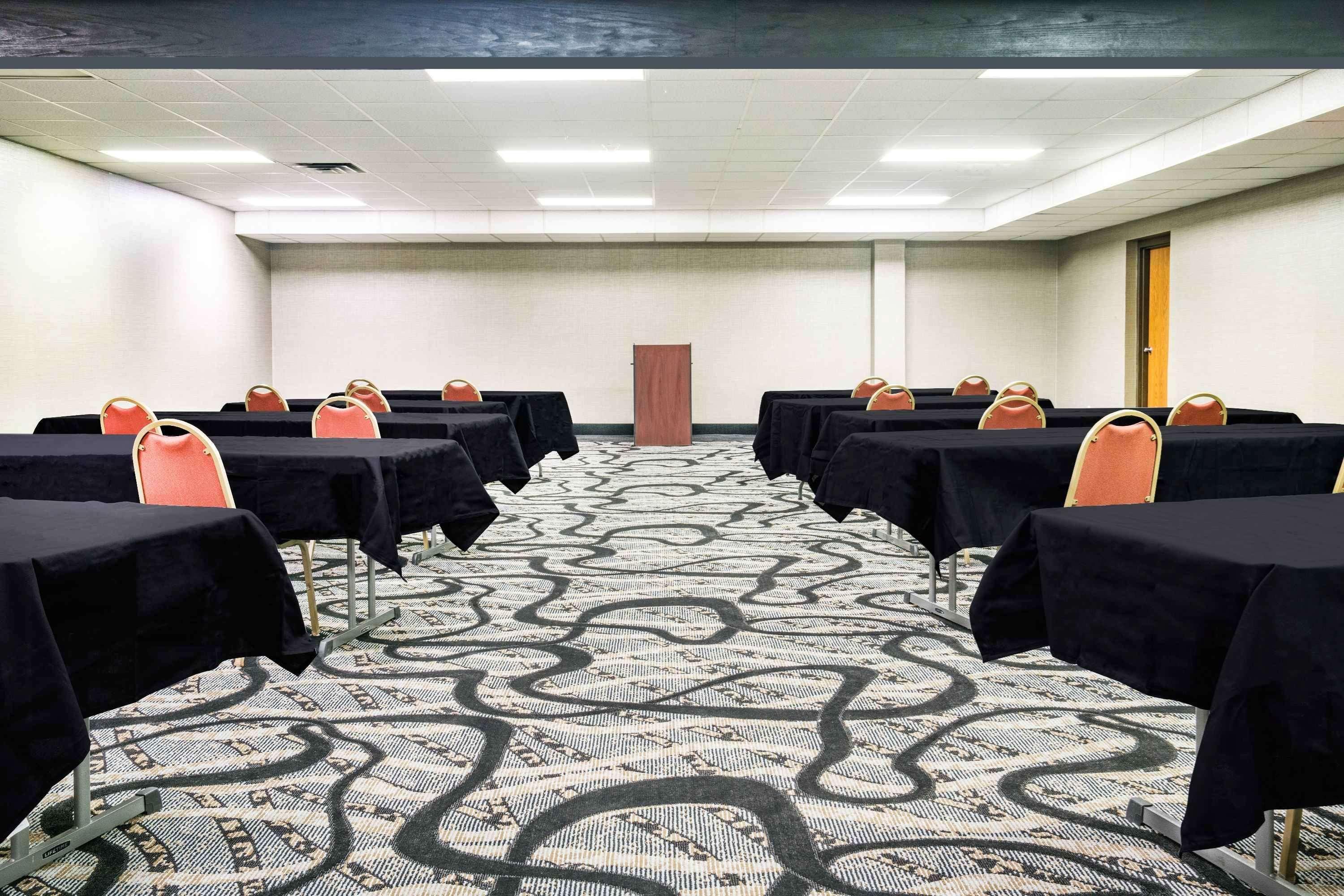 Days Inn & Suites By Wyndham Wausau Buitenkant foto