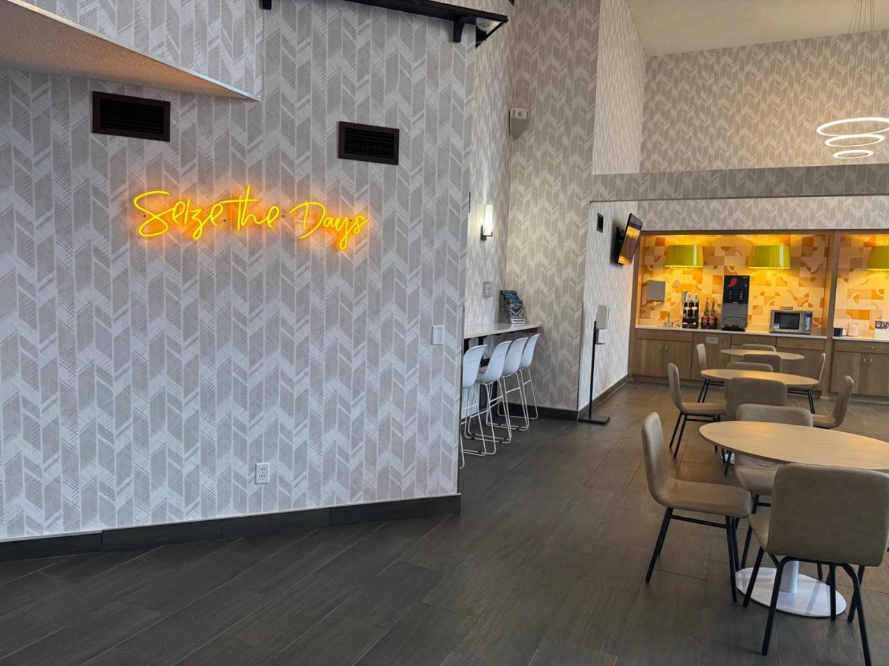 Days Inn & Suites By Wyndham Wausau Buitenkant foto