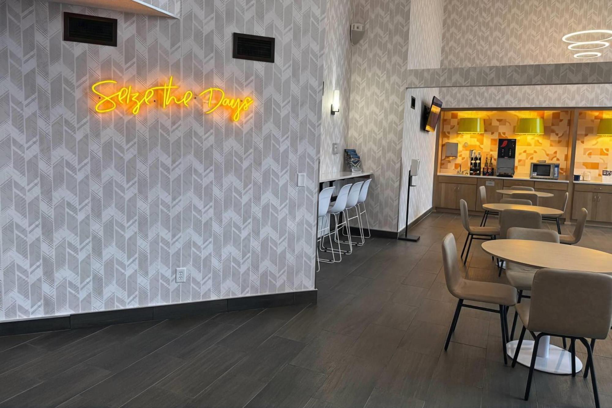 Days Inn & Suites By Wyndham Wausau Buitenkant foto
