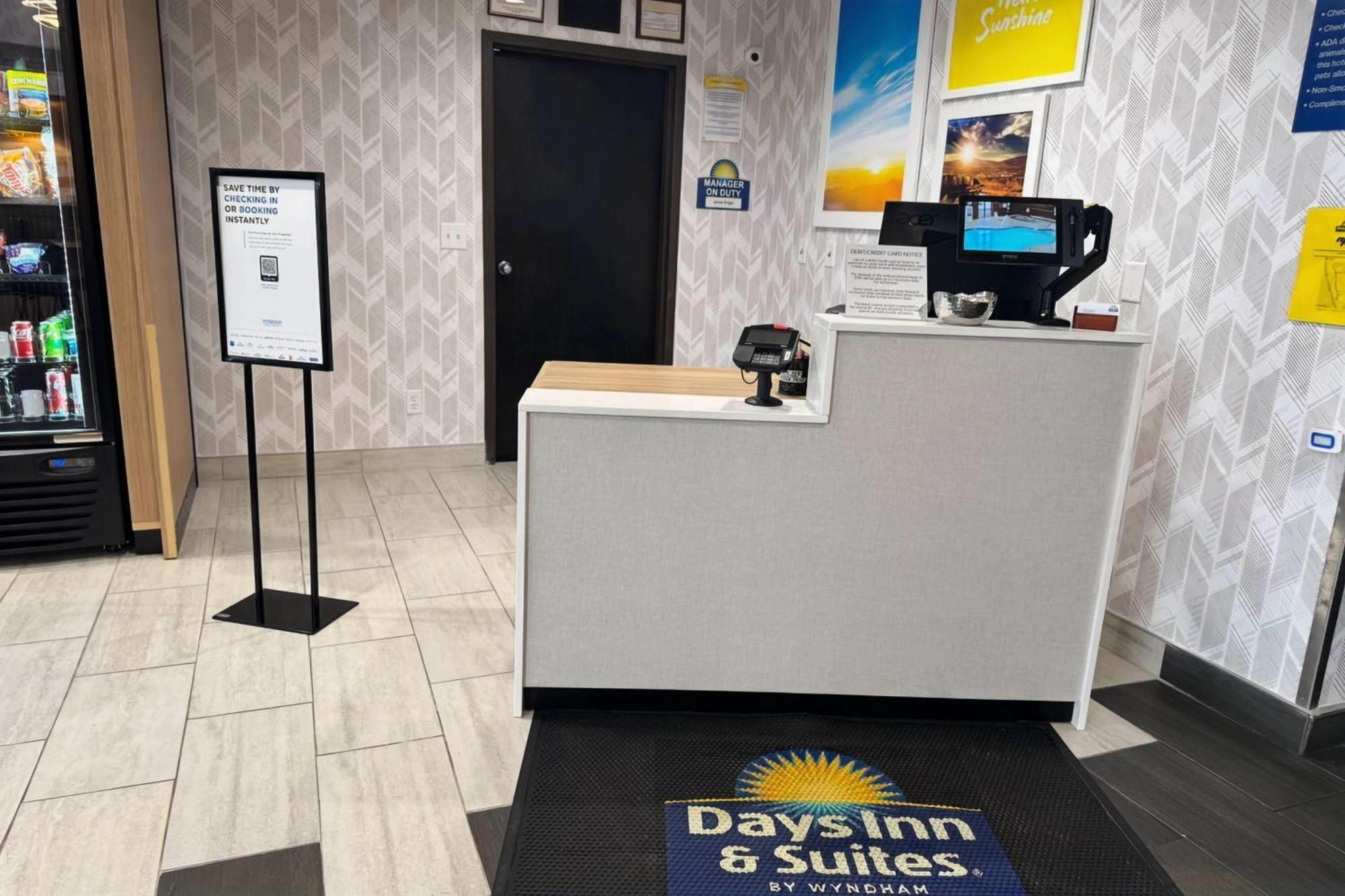 Days Inn & Suites By Wyndham Wausau Buitenkant foto